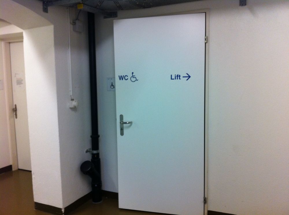 Rollstuhl-WC PEL-A-4: Eingang Rollstuhl-WC