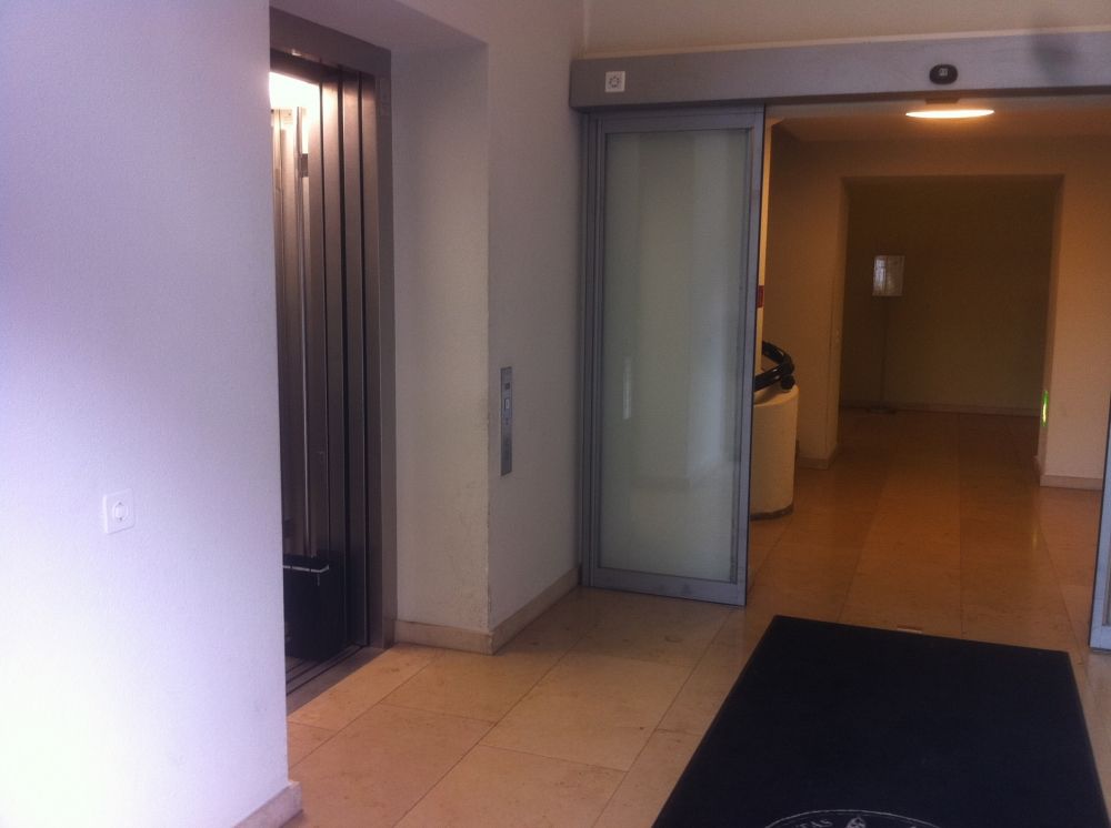 KOL, Lift Süd (Lift zu KOH / Mensa): Blick von Eingang Doktor-Faust Gasse her zum Lift (links).