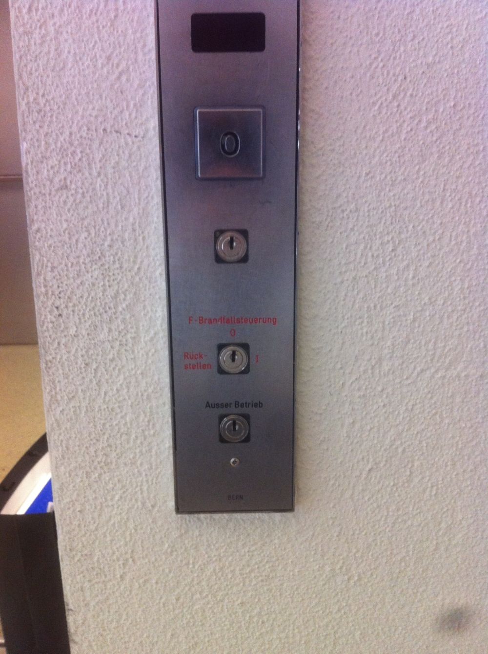 KOL, Lift Süd (Lift zu KOH / Mensa): LIftschalter aussen (Es wird kein Schlüssel benötigt).
