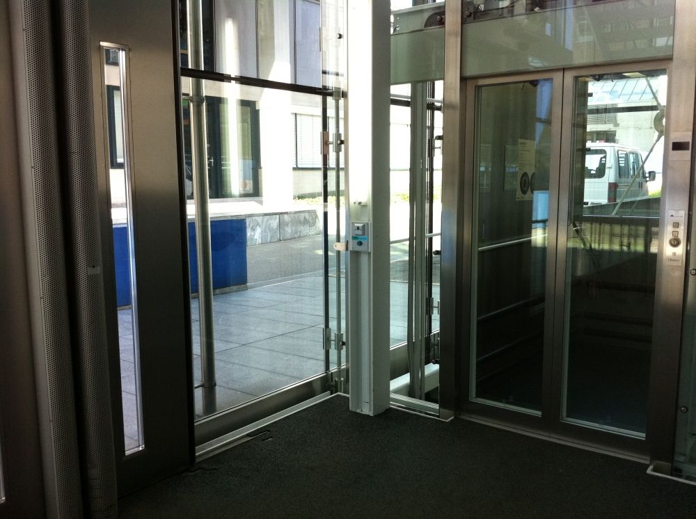 PLF, Lift: rechts: Lift
links: Haupteingangstüre