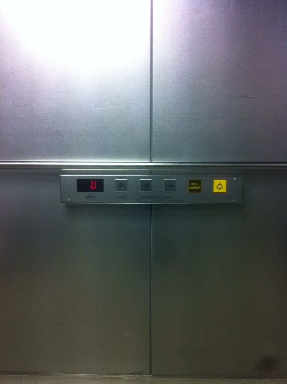KOL, Lift Süd (Lift zu KOH / Mensa): Waagrechte Lifttastenleiste. Die Höhe zwischen Boden und diesen Tasten ist 78cm.