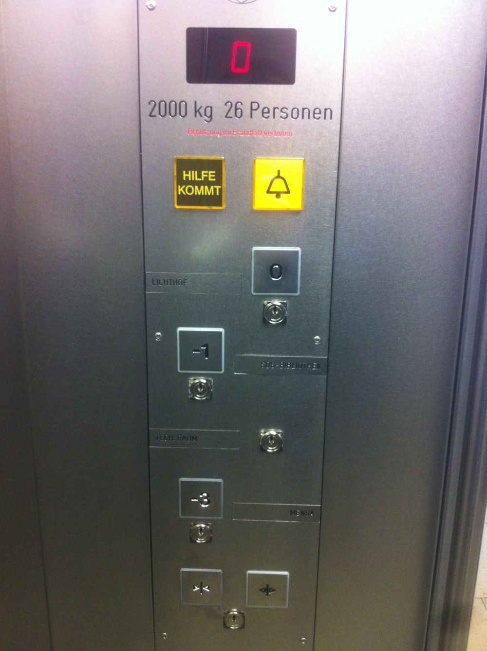 KOL, Lift Süd (Lift zu KOH / Mensa): Senkrechte Lifttastenleiste.