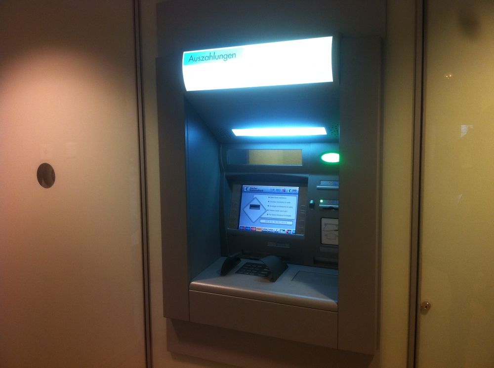 KOL-D, Bankomat: Nahaufnahme des Bankomaten;