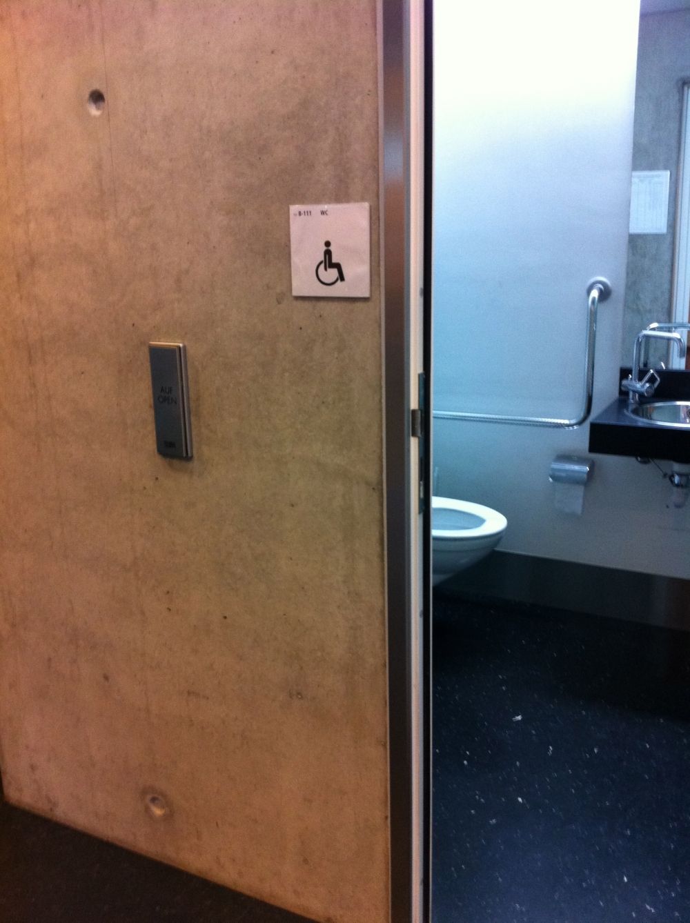 Rollstuhl-WC PLF-B-111: links an der Wand: Türöffner