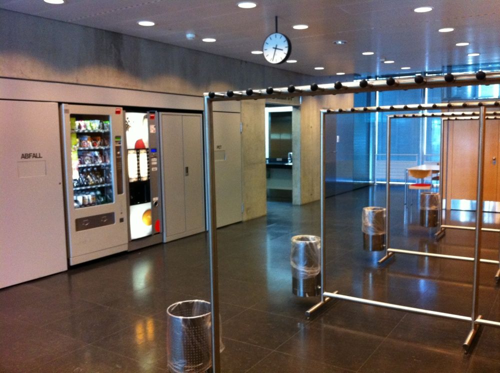 PLF, Stockwerk C: Sicht auf Snack- und Getränke-Automat und Ständergarderobe