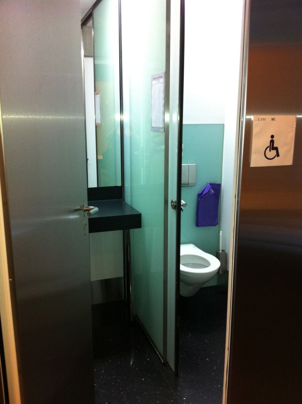 WC-Anlage PLF-C-111: Links: Lavabo.
Rechts: Normales WC reserviert für Rollstuhlfahrende mit manueller Schiebetüre.