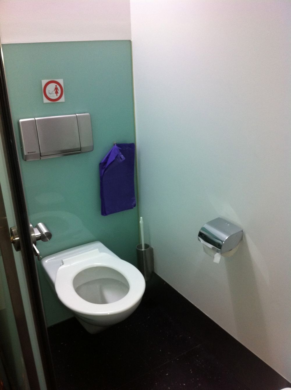 WC-Anlage PLF-C-111: Normales WC reserviert für Rollstuhlfahrende.