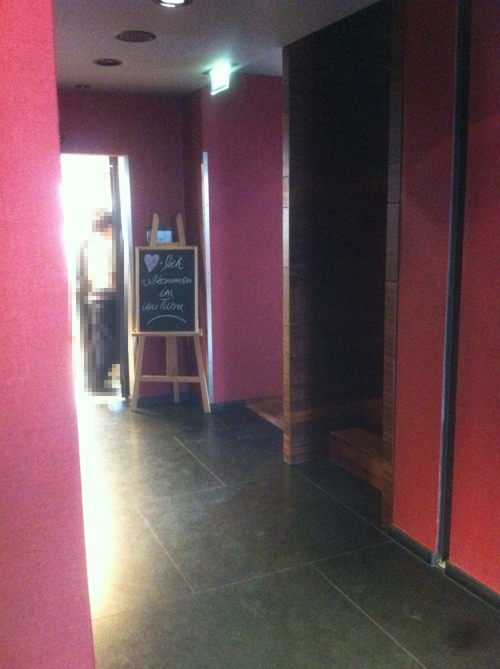 KOL-M, Restaurant: Blick vom Lift aus auf den Restaurantseingang (vorne rechts).