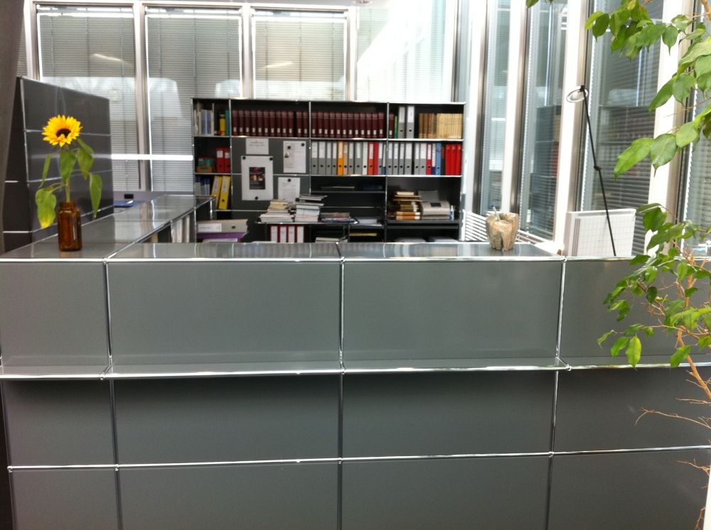 PLF-D, Bibliothek: Empfang/Theke.