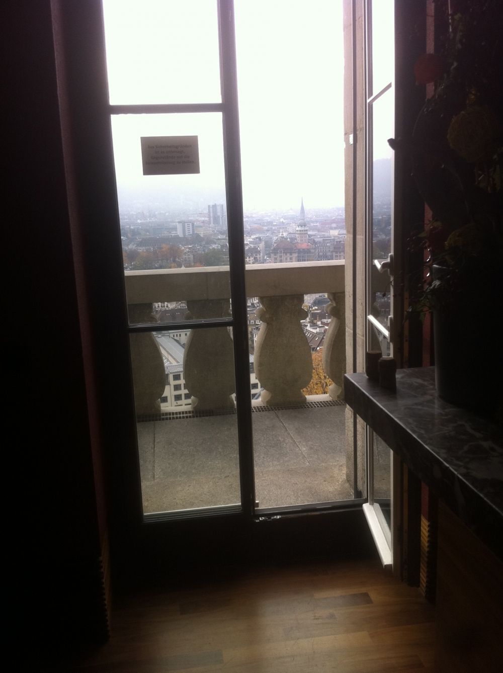 KOL-M, Balkon/Terrasse: Blick vom Restaurant aus auf den Balkon (mit Stufe von 21 cm).