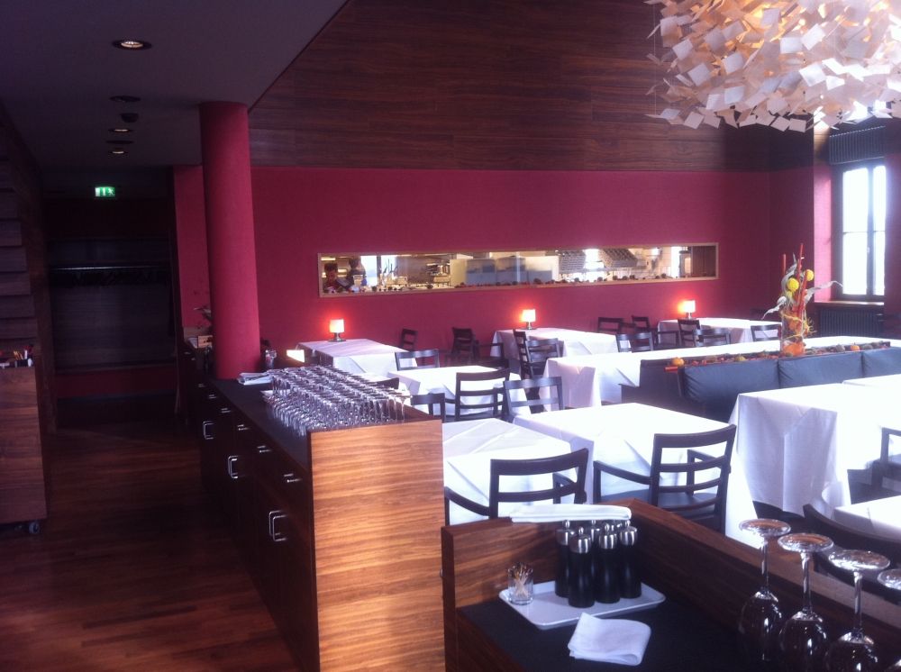 KOL-M, Restaurant: Blick vom Balkon her auf das Restaurant und den Eingang.