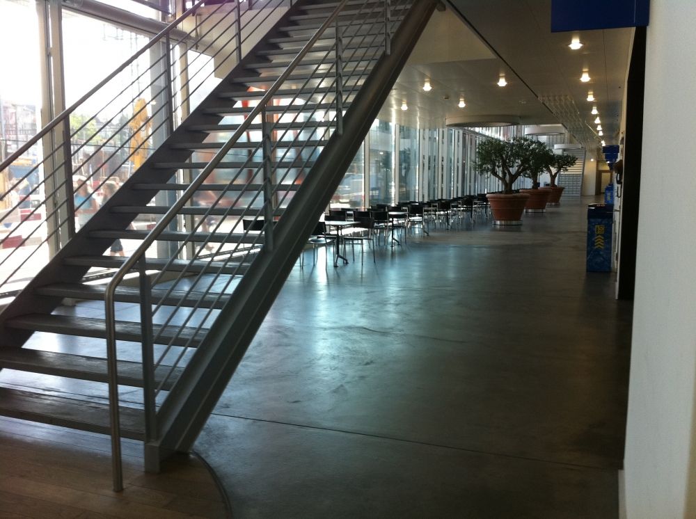 AFL-E, Halle: Eingangshalle mit Arbeitsplätzen.