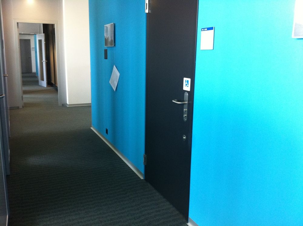 Rollstuhl-WC AFL-G-286: Rechts an der Wand: Rollstuhl-WC.