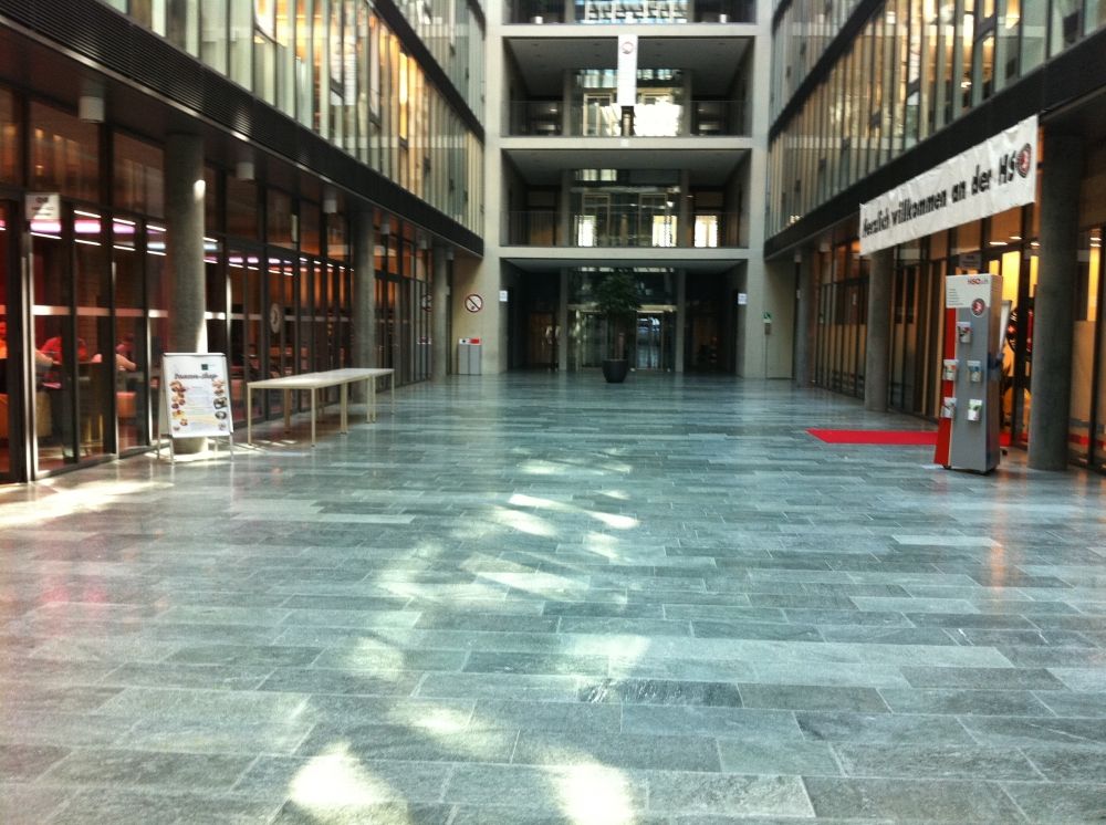 Gebäude AND: Halle in der Mitte des Gebäudes.