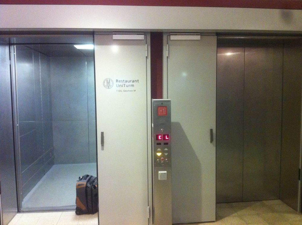 KOL, Haupt-Lift (Zweier-Liftgruppe): Bild von Stockwerk E aus mit Blick auf die beiden Haupt-Lifte.