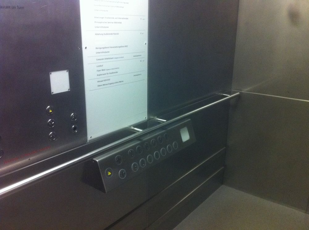 KOL, Haupt-Lift (Zweier-Liftgruppe): Blick auf die waagerechte Liftschalterleiste, die sich 84 Zentimeter über dem Boden befindet.