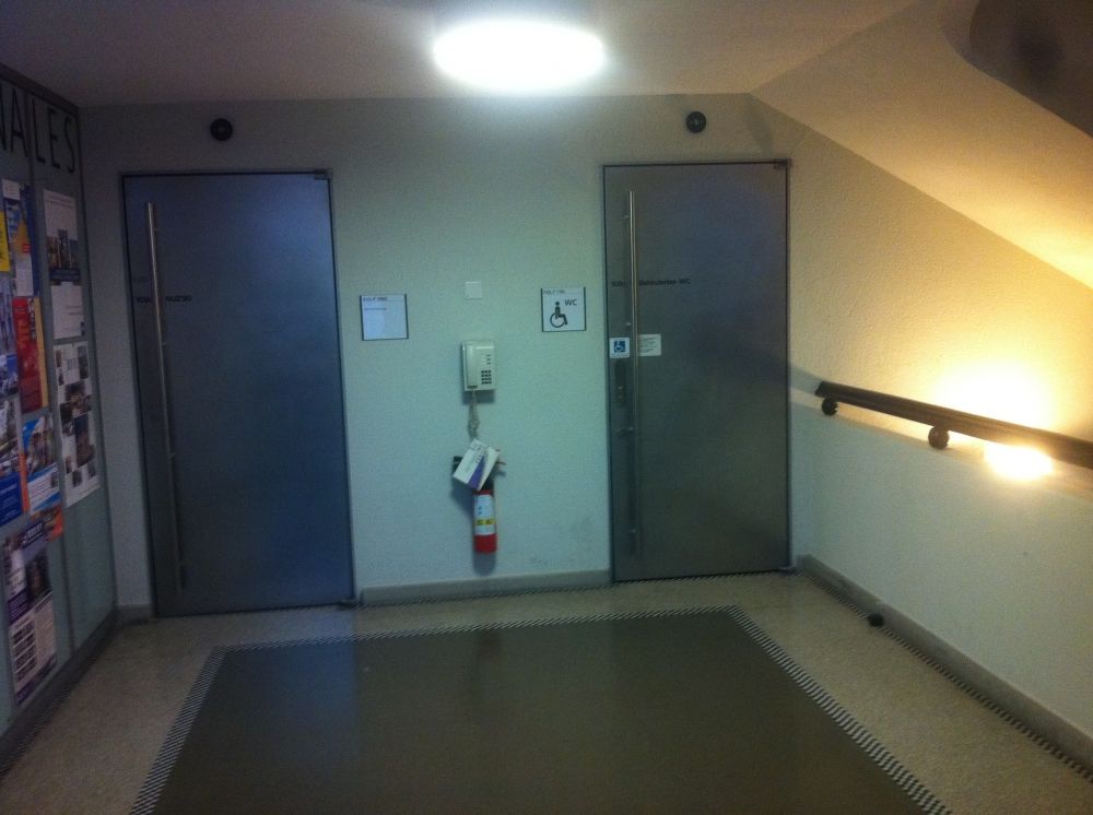 Rollstuhl-WC KOL-F-108c: Blick in Richtung des Rollstuhl-WCs (rechts).