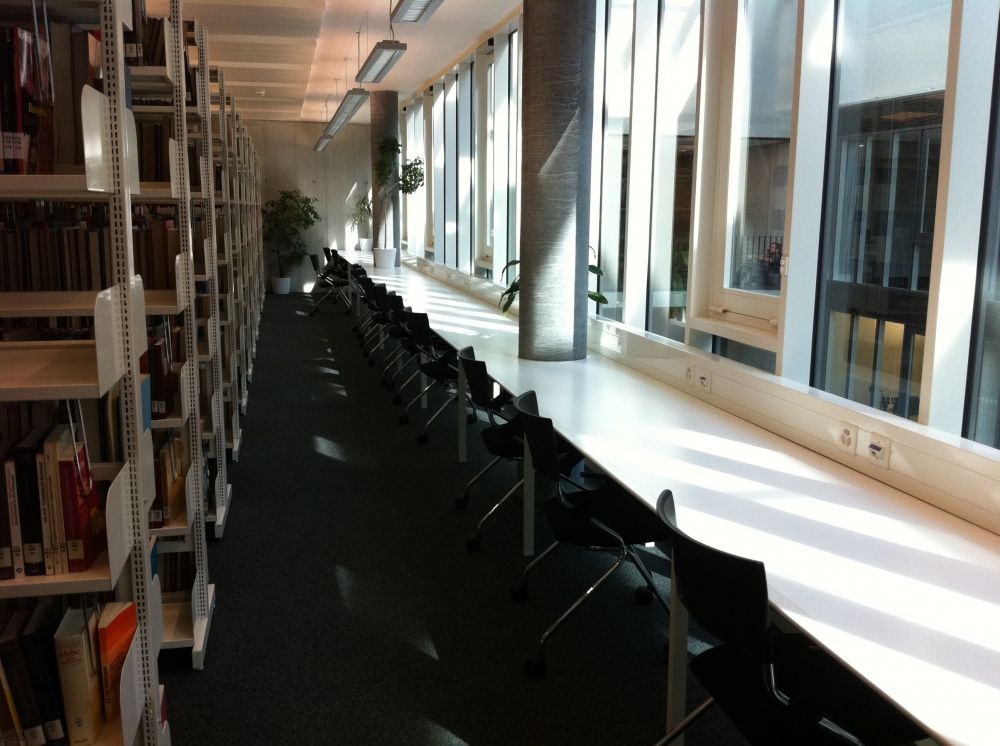 AND-5, Bibliothek: Arbeitstische.