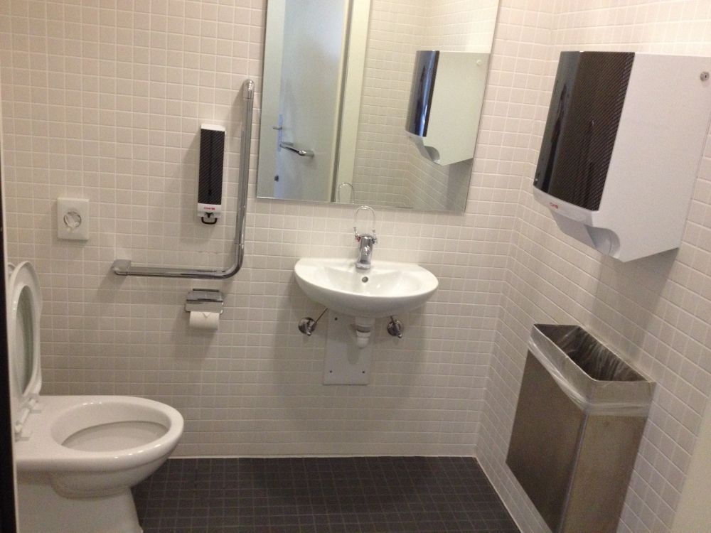 Rollstuhl-WC RAI-BIB-L-115: Rollstuhl-WC (Innenraum).