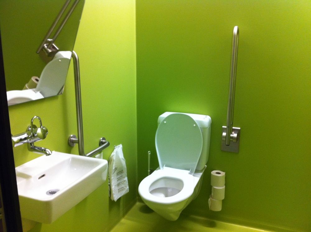 Rollstuhl-WC TKK-00-61: Rollstuhl-WC.