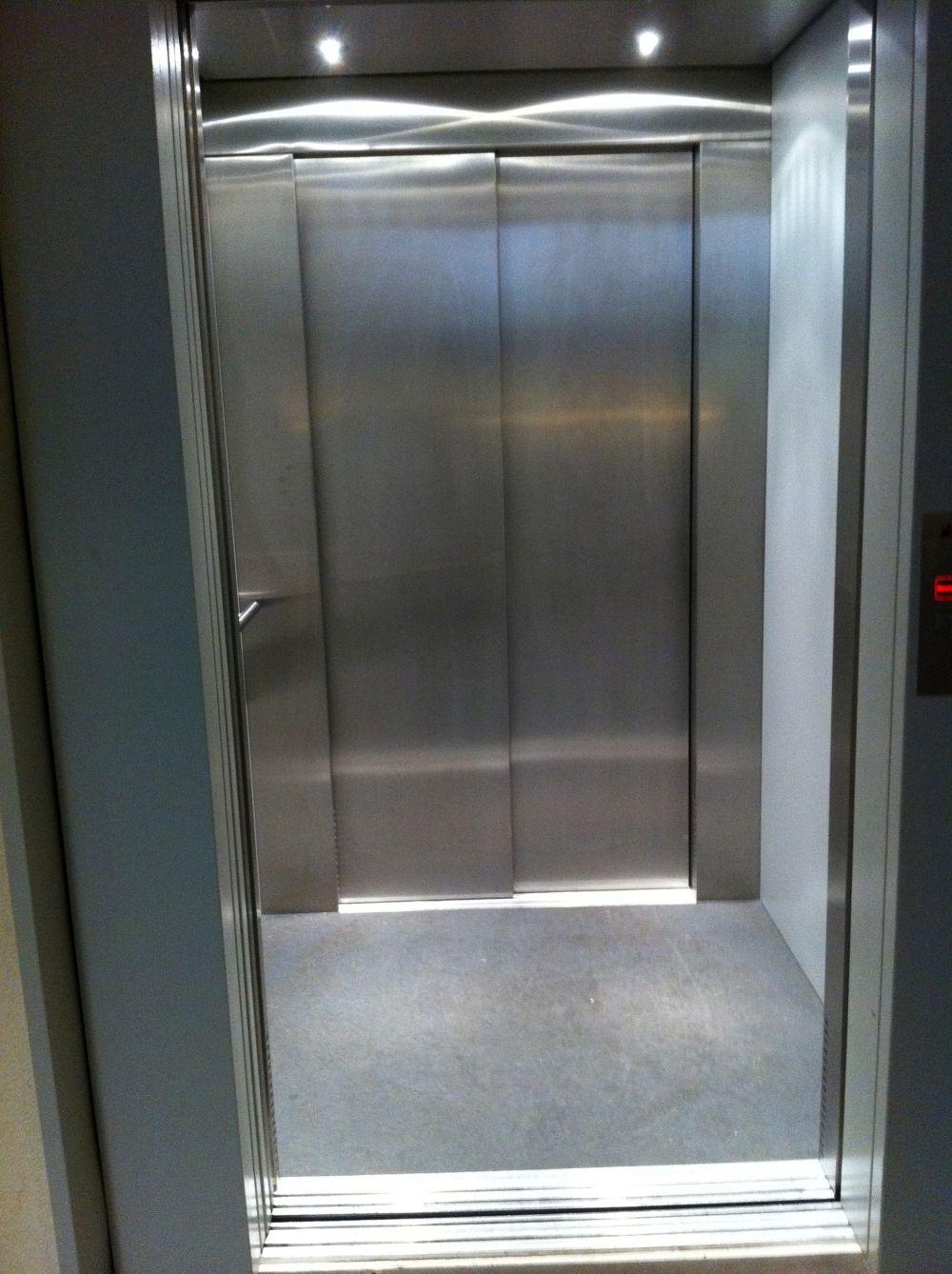 BOT, im Nebengebäude: Lift im Nebengebäude.