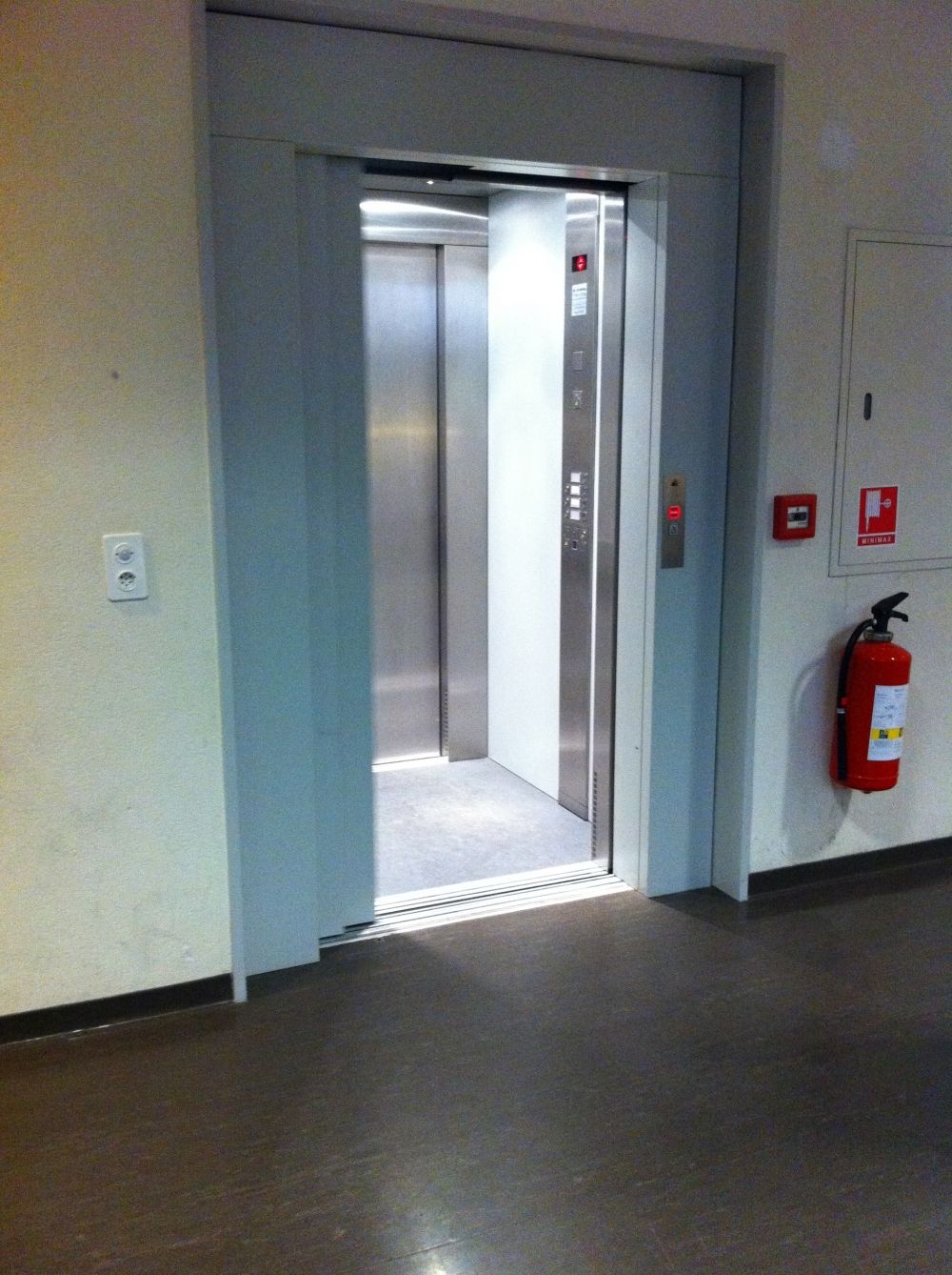 BOT, im Nebengebäude: Lift im Nebengebäude.