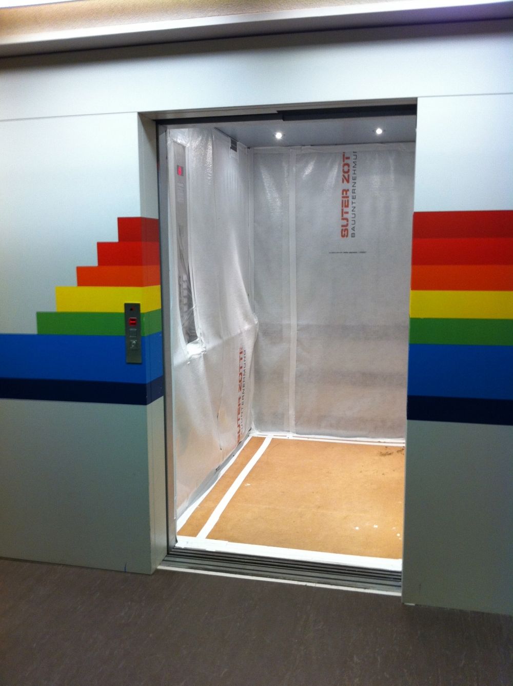 BOT, der grössere Lift im Hauptgebäude: Innenraum des Lifts.