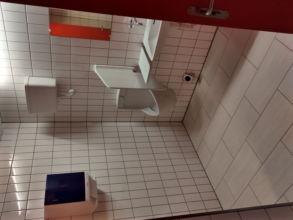 Y23-F, Dusche und Toilette (Männer): Pissoir und Lavabo