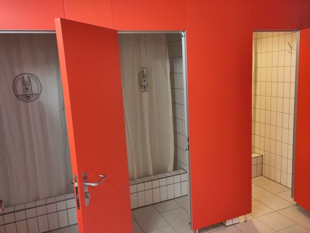 Y23-F, Dusche und Toilette (Männer): 3 Duschen von aussen