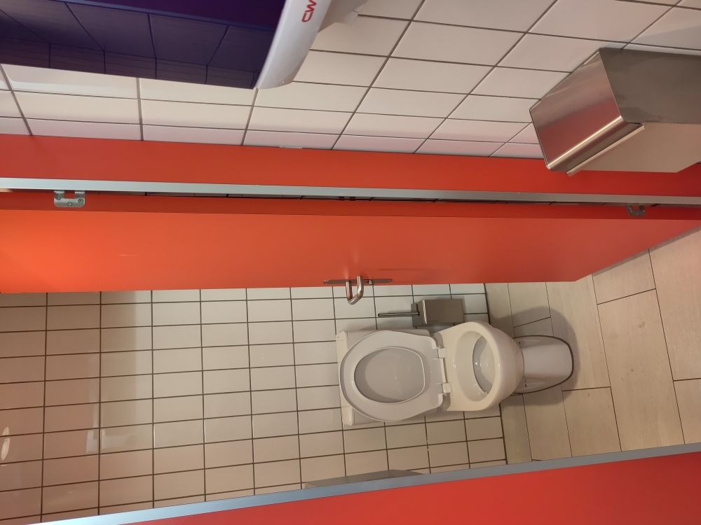 Y23-F, Dusche und Toilette (Männer): Toilette