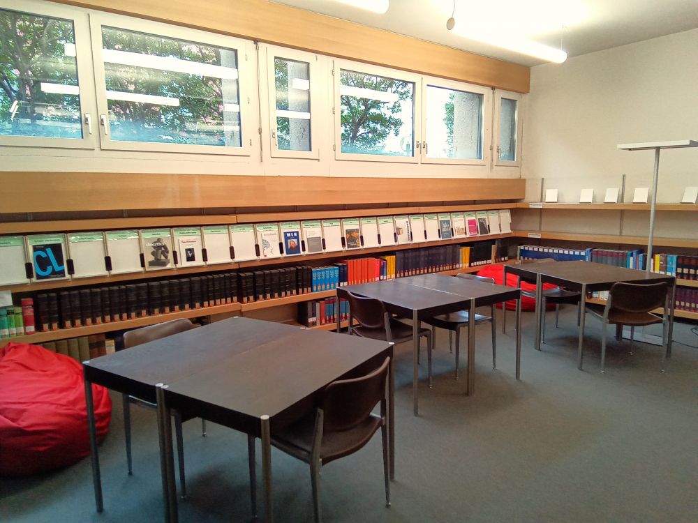 PLG-A, Bibliothek: Blick in den Lesesaal mit dem Rücken zur Türe stehend.