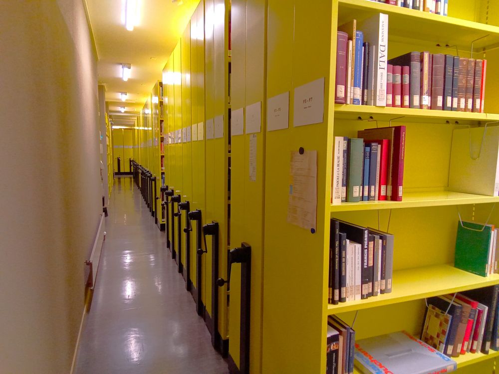 PLG-A, Büchermagazin: Bibliotheksmagazin mit Rücken zum Eingang links.