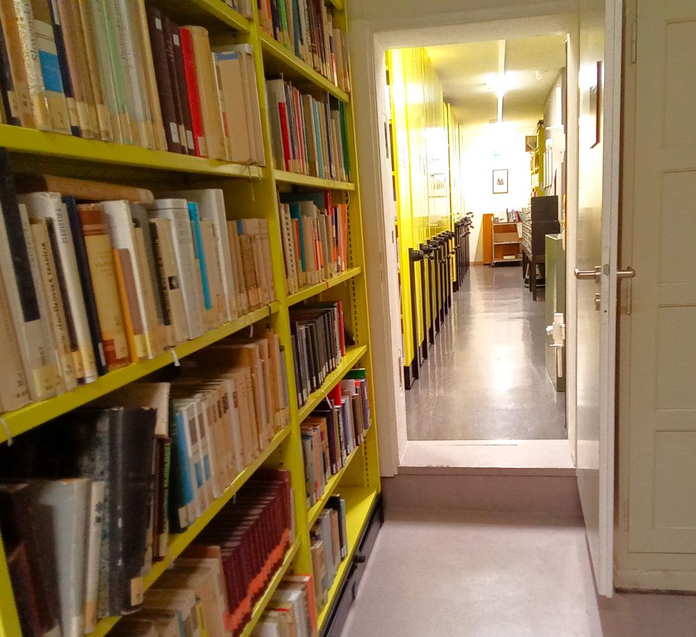 PLG-A, Büchermagazin: Blick aus dem Raum PLG-A-004 zum Raum PLG-A-003 mit hoher Schwelle.