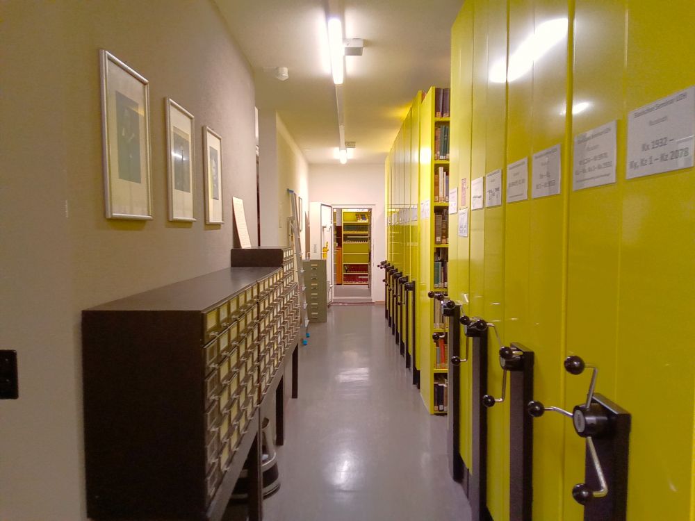 PLG-A, Büchermagazin: Bibliotheksmagazin mit Blick auf den Durchgang zu Raum PLG-A-005 links nach dem Zettelkatalog und zu Raum PLG-A-004 geradeaus.