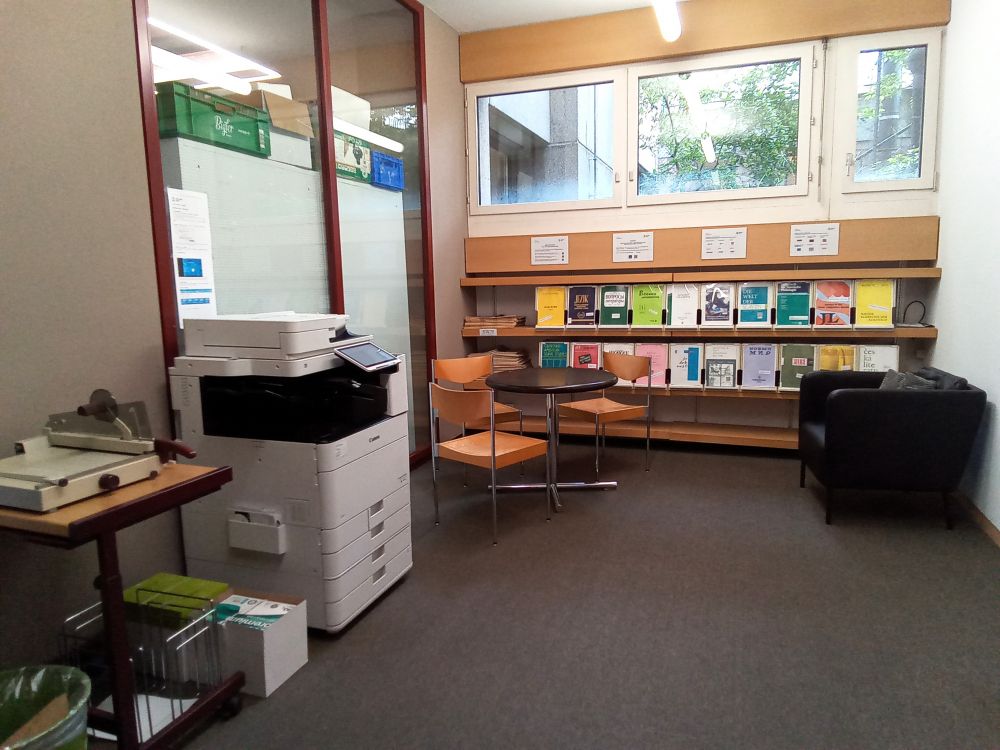 Kopierraum PLG-A-007: Öffentlicher Drucker und Sitzecke, mit dem Rücken zum Eingang.