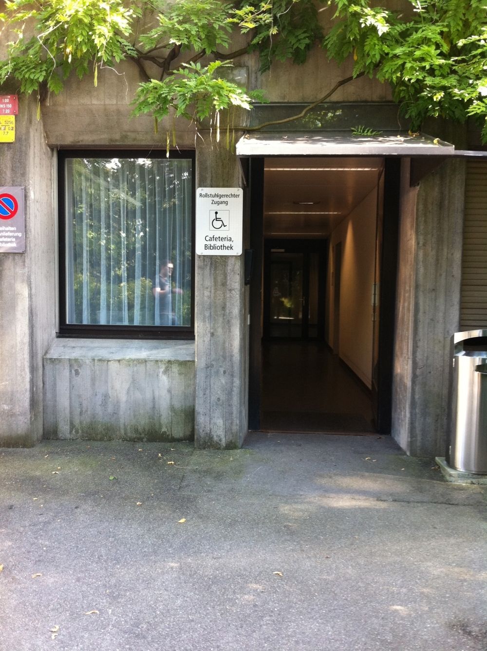 Gebäude BOT: Unmittelbar neben dem Rollstuhl-Parkplatz führt ein alternativer, stufenloser Eingang ins Nebengebäude.

(Der Haupteingang des Nebengebäudes befindet sich eine Ebene höher und ist im Freien nur über Treppen erreichbar.)