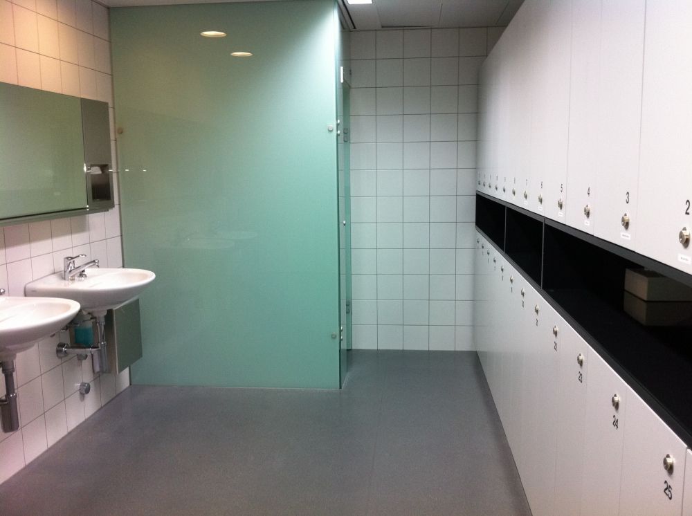 Umkleide- und Waschraum ZUI-D-23A: Raum mit Sicht auf die Schliessfächer (rechts) die Dusche (hinten links) und die beiden Lavabos (vorne links).