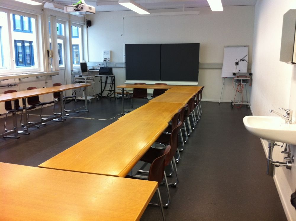 Seminarraum GLT-A-02: Aufnahme des Raumes in Richtung Wandtafel.