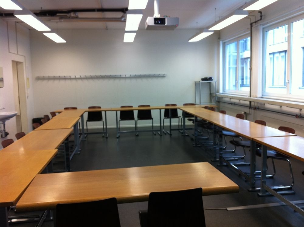 Seminarraum GLT-A-02: Aufnahme des Raumes von der Wandtafel aus.