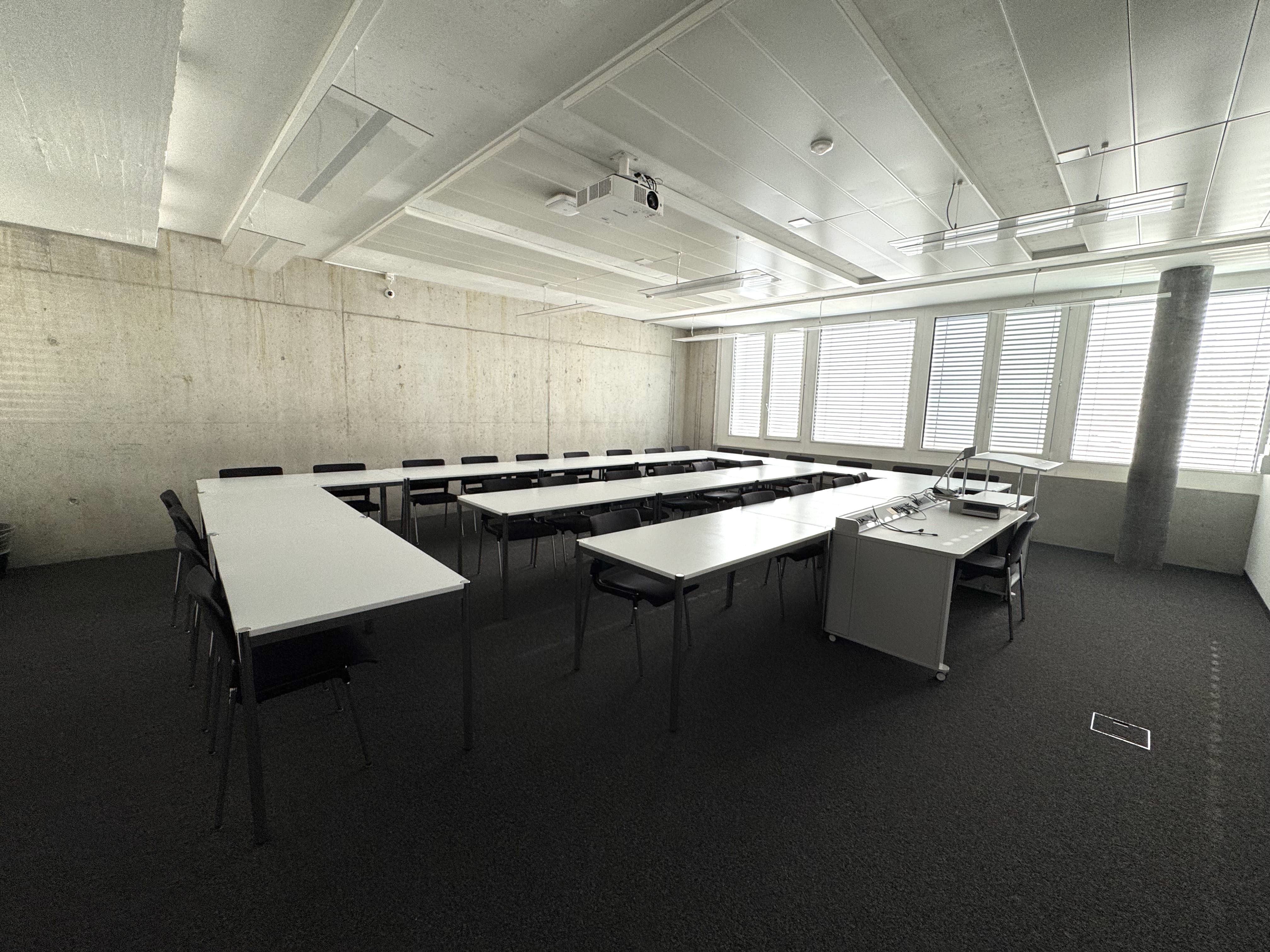 Seminarraum AND-2-44: Ansicht auf den Raum von der Eingangstüre aus.