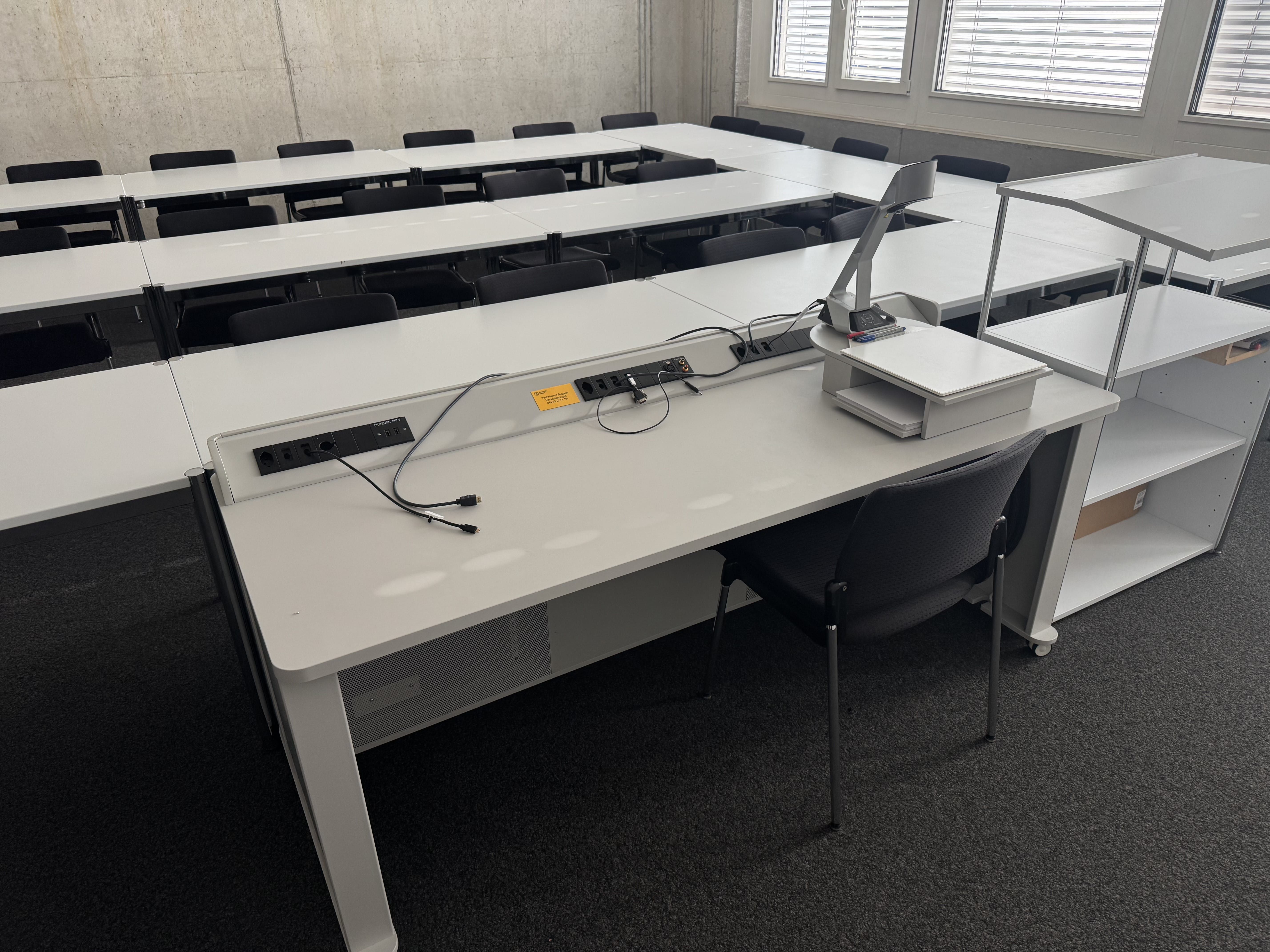 Seminarraum AND-2-44: Ansicht auf das Dozierendenpult.