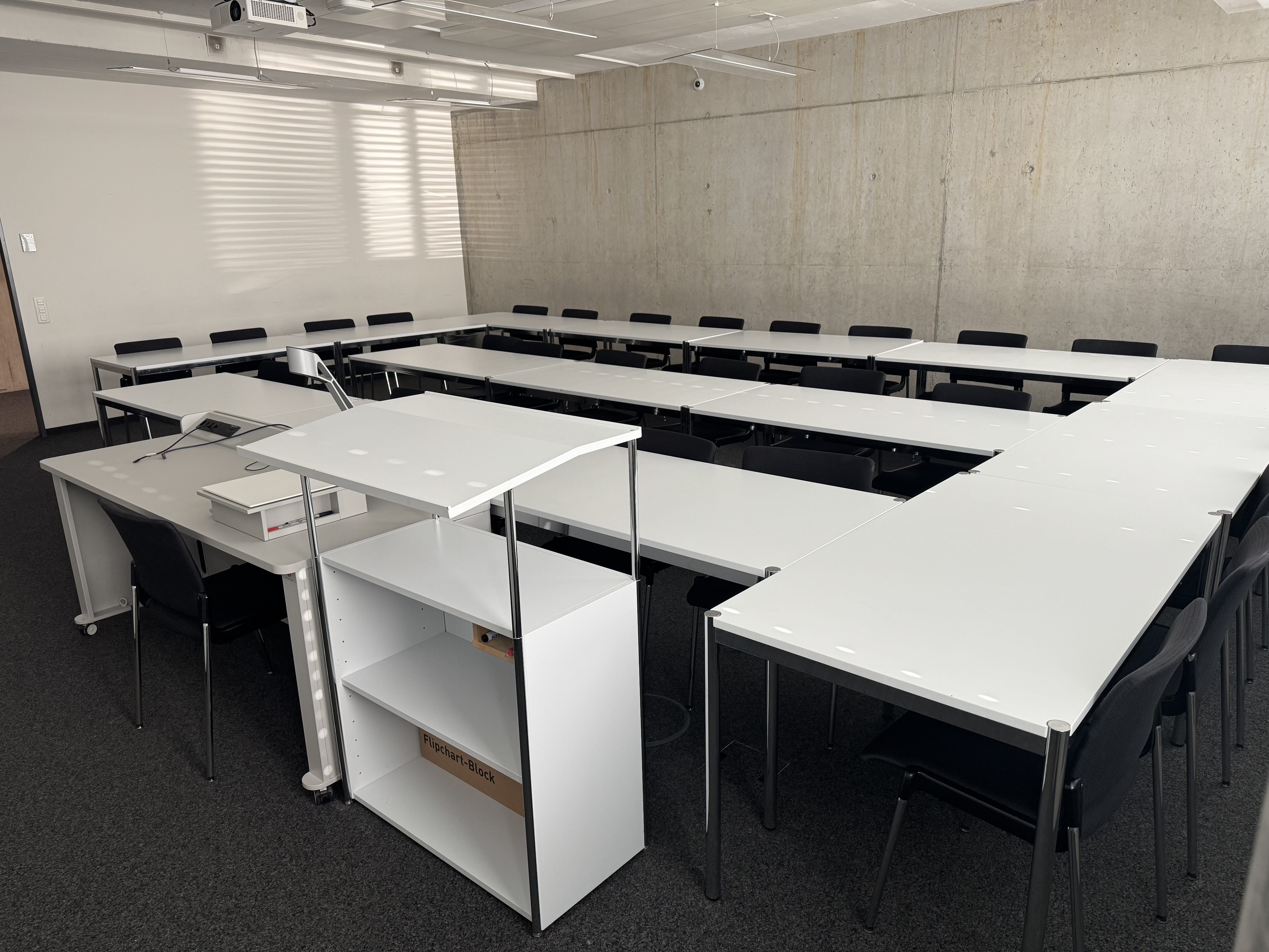 Seminarraum AND-2-44: Ansicht auf den Raum von der gegenüberliegenden Seite zur Eingangstüre.