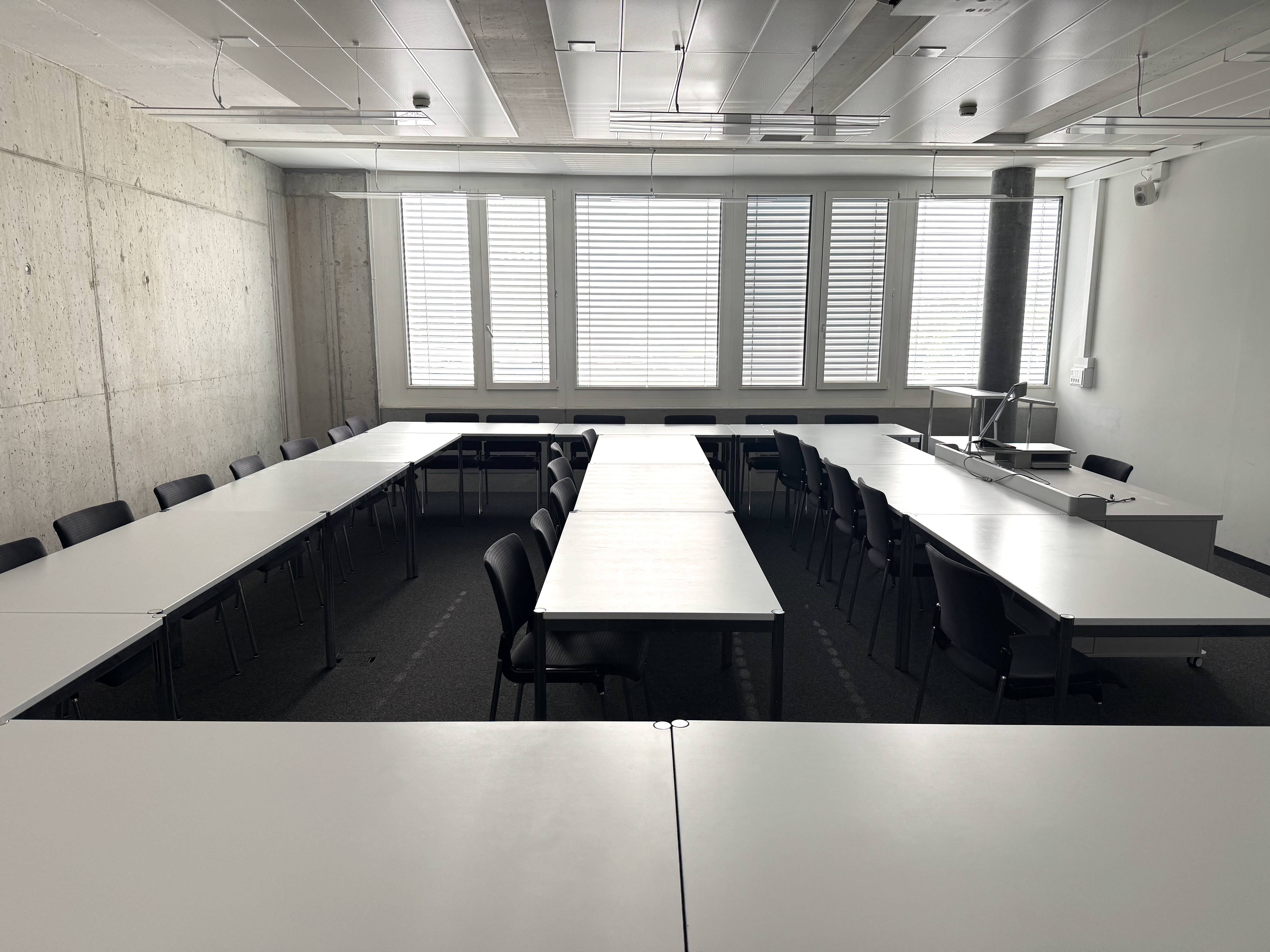 Seminarraum AND-2-44: Ansicht auf die mittleren Stuhlreihen von der Eingangstüre aus.