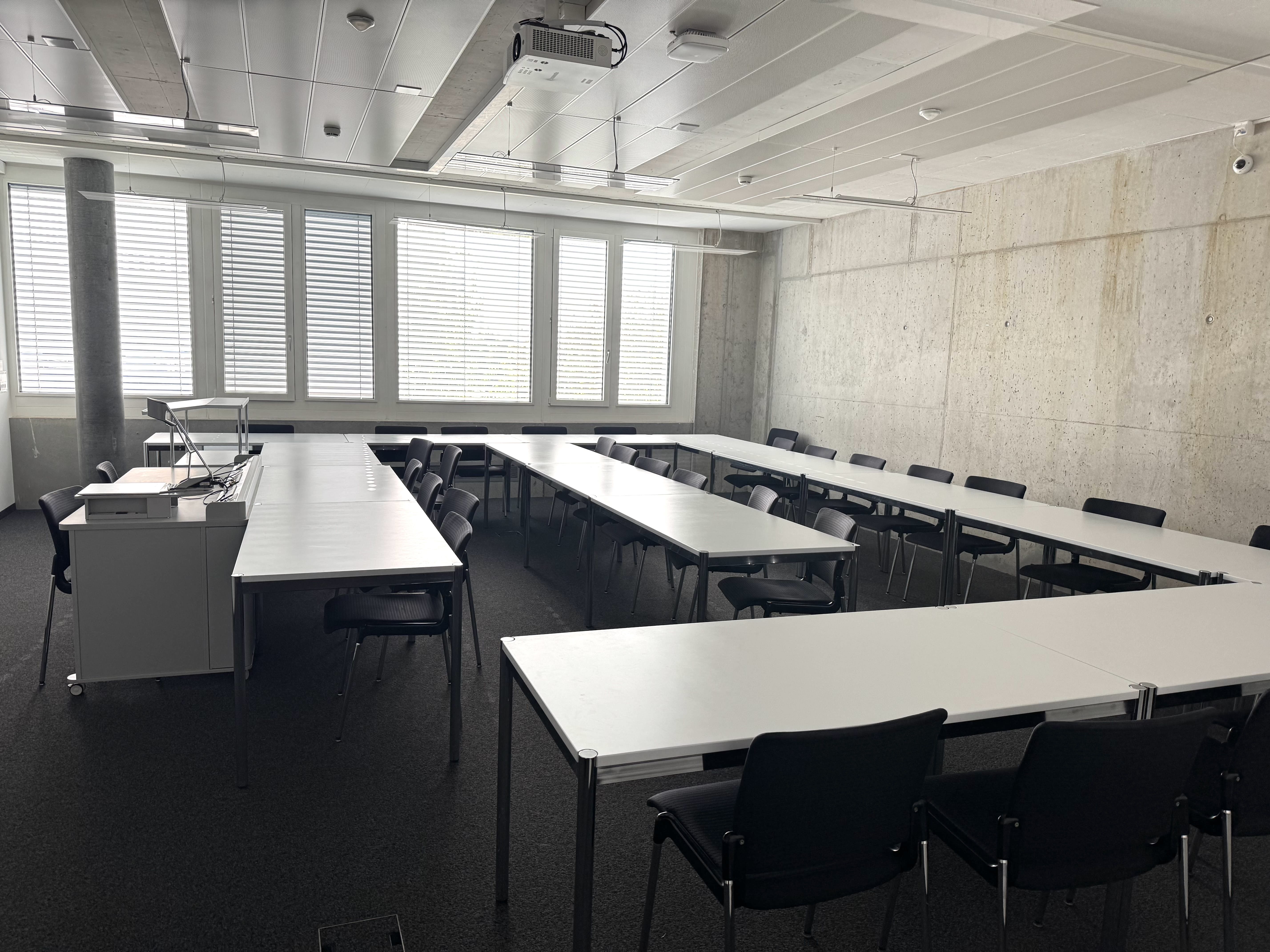 Seminarraum AND-2-48: Ansicht auf den Raum von der Eingangstüre aus.