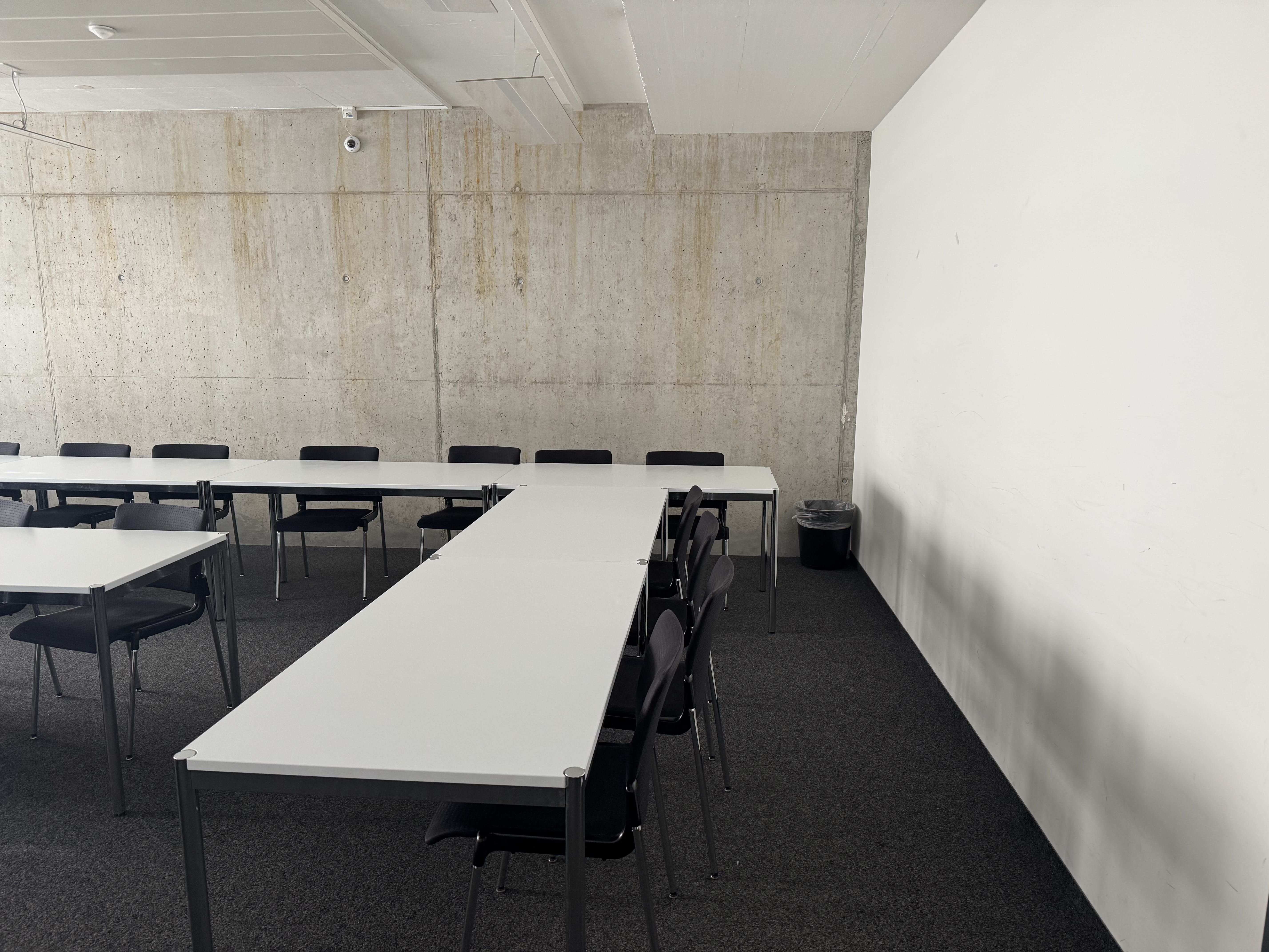 Seminarraum AND-2-48: Ansicht auf den Raum von der Eingangstüre aus.