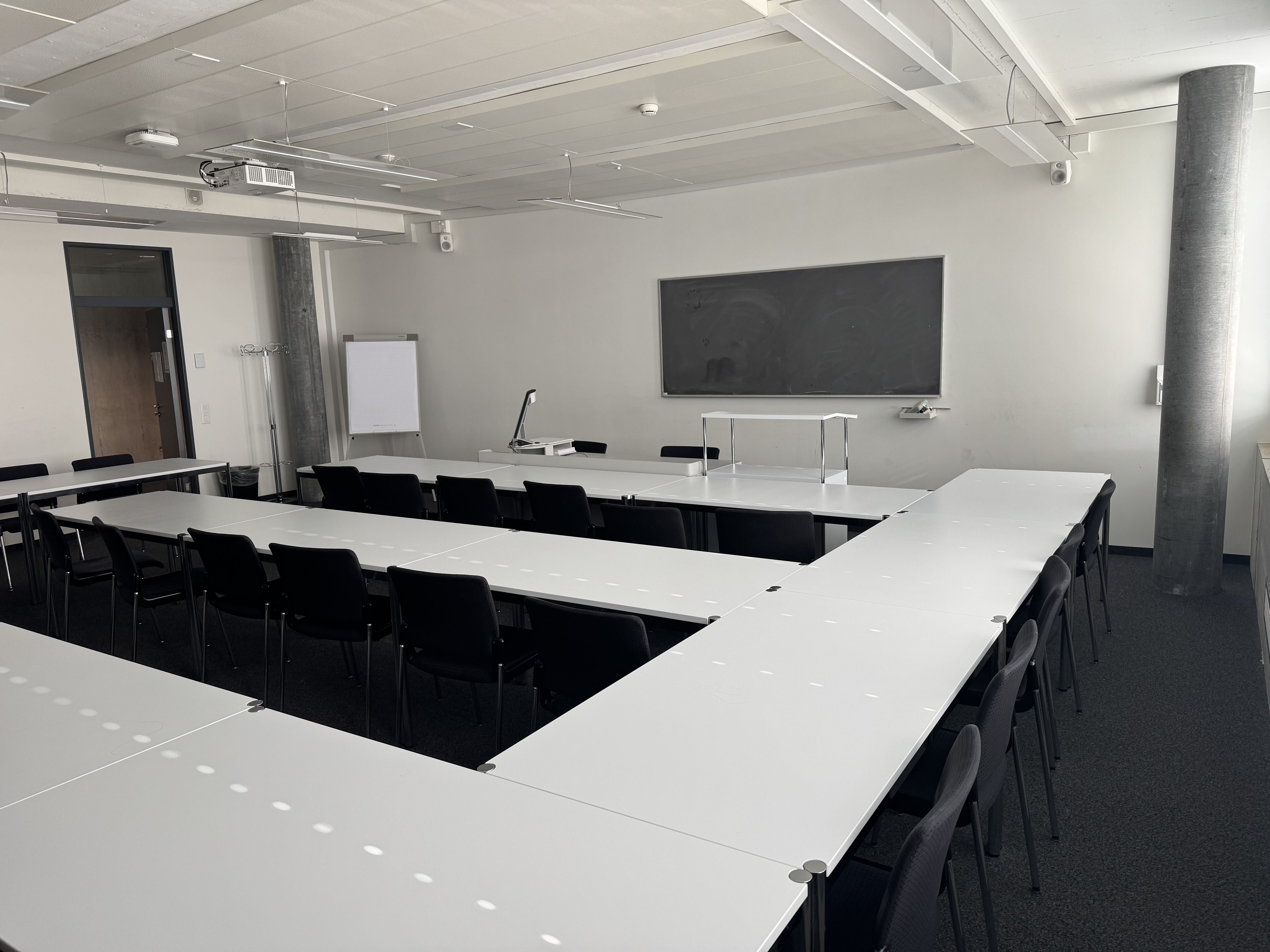 Seminarraum AND-2-48: Ansicht auf den Raum von der gegenüberliegenden Seite der Eingangstüre aus.