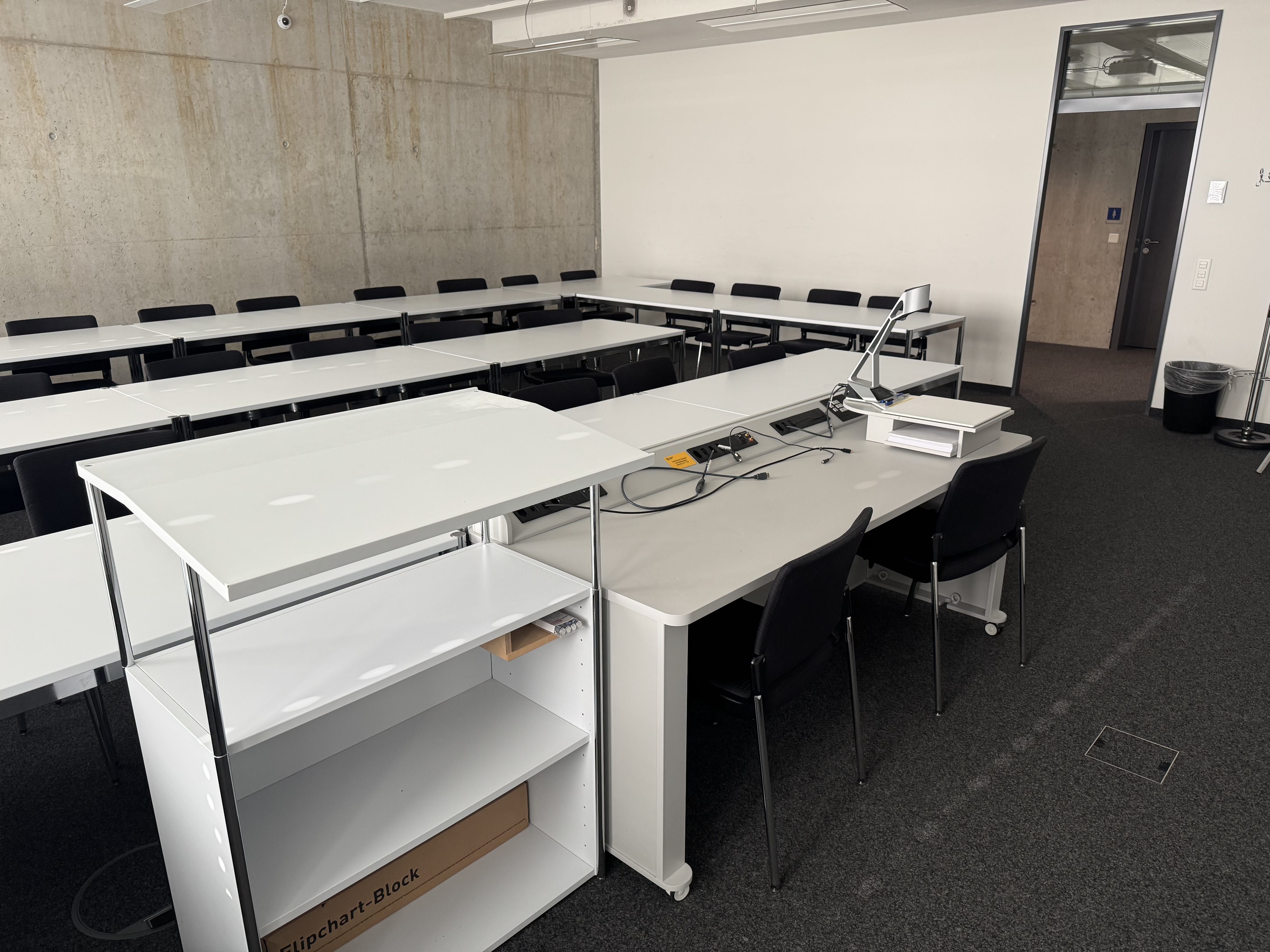 Seminarraum AND-2-48: Ansicht auf das Dozierendenpult.