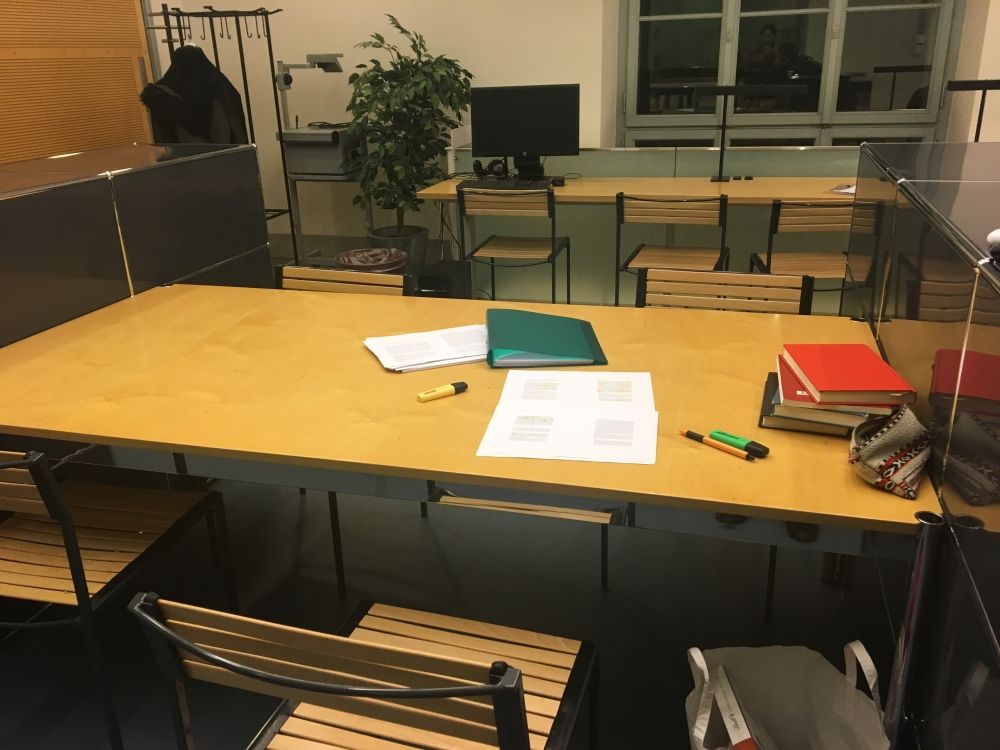 ZUG-D, Bibliothek: Gruppenarbeitspläzte für vier Personen. Hinten sind noch mehr Lernplätze zu sehen.