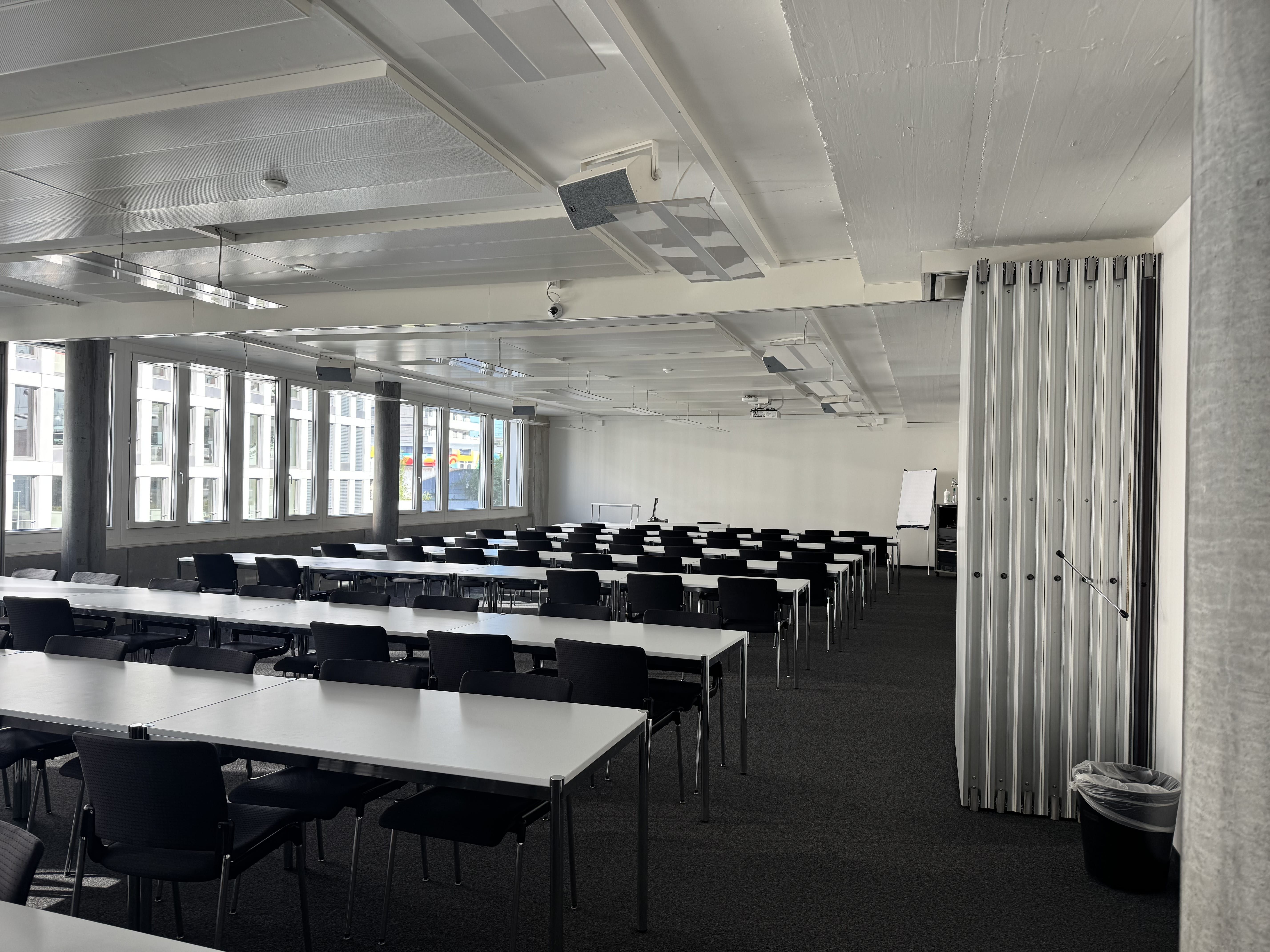 Seminarraum AND-03-02: Ansicht auf den Raum von der Eingangstüre aus. Die eingefahrene Faltwand befindet sich auf der rechten Seite.