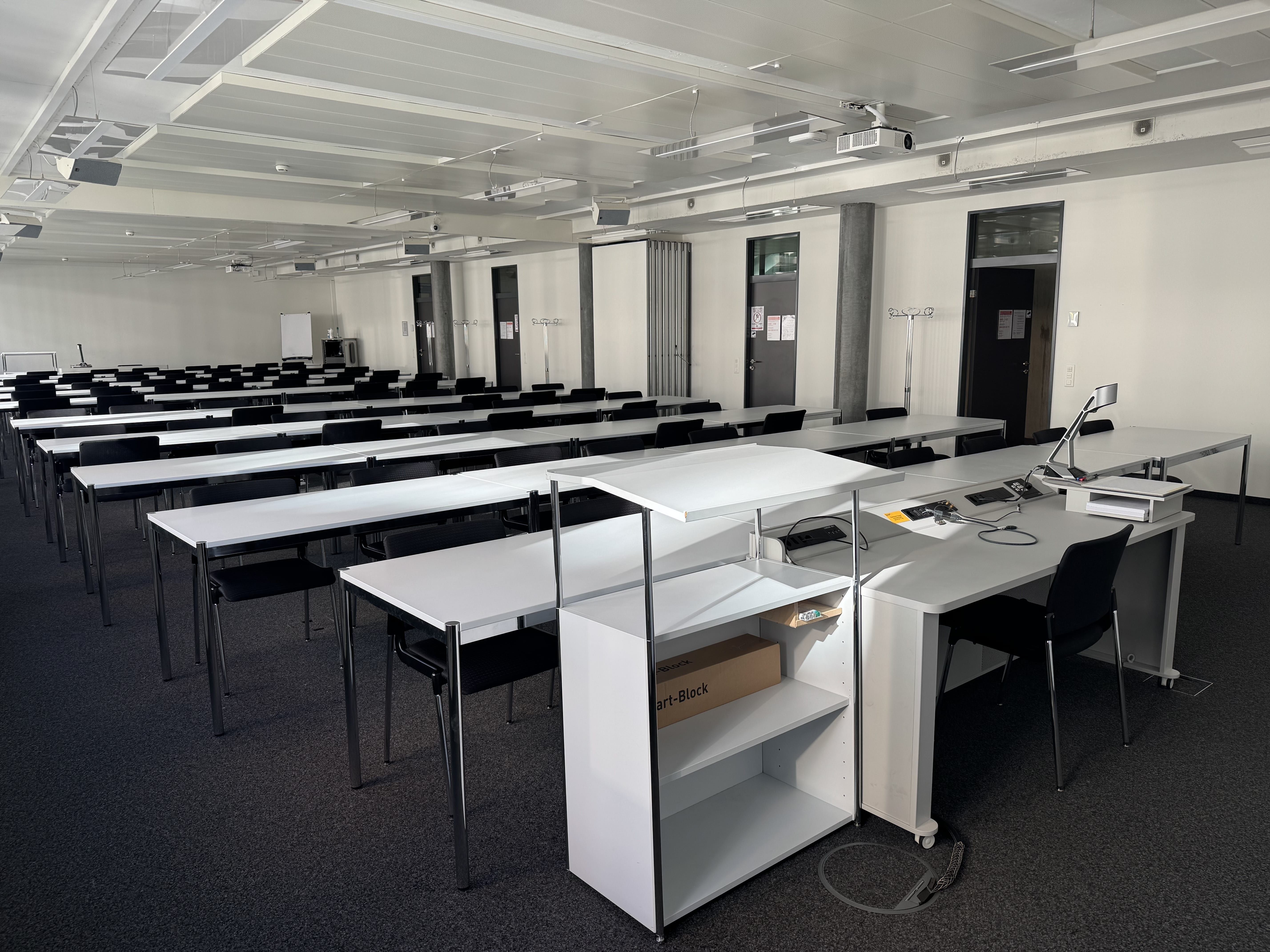 Seminarraum AND-03-02: Ansicht auf den Raum vom Dozierendenpult aus.